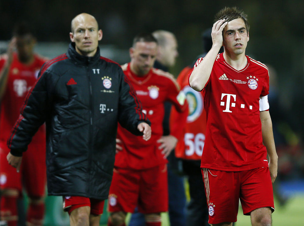 En flok skuffede Bayern-spillere forlader banen efter nederlaget til Dortmund i den tyske pokalfinale. Foto: Scanpix