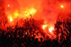 Kampen imellem Auxerre og Montpellier er endnu en gang afbrudt - denne gang af et romerlys. Foto: Scanpix