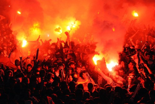 Kampen imellem Auxerre og Montpellier er endnu en gang afbrudt - denne gang af et romerlys. Foto: Scanpix