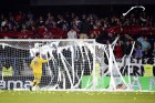 Auxerres fans protesterede imod holdets nedrykning, blandt andet ved at smide toiletpapir på banen. Foto: Scanpix