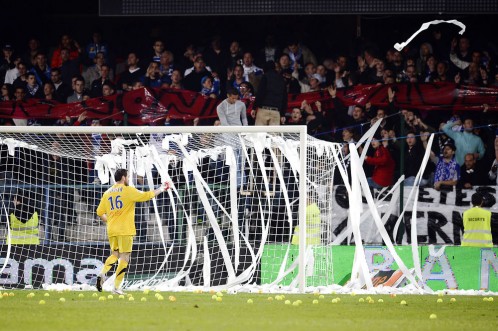 Auxerres fans protesterede imod holdets nedrykning, blandt andet ved at smide toiletpapir på banen. Foto: Scanpix