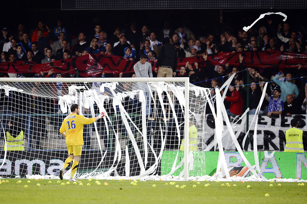 Auxerres fans protesterede imod holdets nedrykning, blandt andet ved at smide toiletpapir på banen. Foto: Scanpix